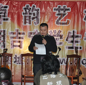 校长张向龙宣布开幕